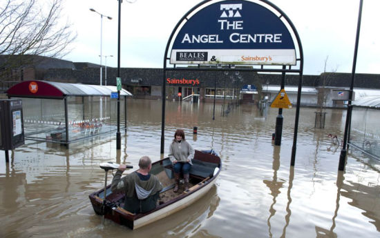英国狂风暴雨致民众洪灾中度过圣诞节_空域-水