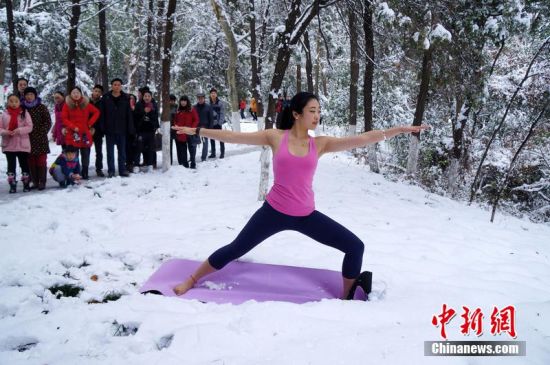 安徽美女赤脚雪地练瑜伽 美丽冻人引围观