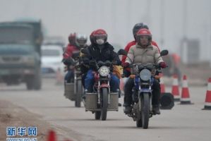 摩托车大军千里骑行返乡 不畏风雨只为回家