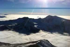 英国男子在800多米山顶拍下云端慢跑奇观