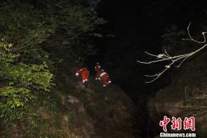 广西桂林5名登山者被困深山16小时后获救