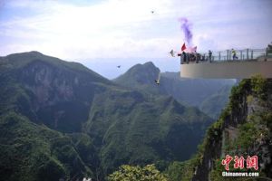 飞人挑战世界最长悬挑玻璃廊桥跳伞（图）