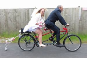 英国夫妇骑行逾2000公里举行别样婚礼