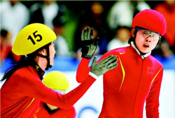 短道速滑世锦赛中国女队压韩国“�餍�风”一骑绝尘