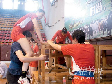 中国女排新式力量训练法 周苏红被吓得哇哇叫