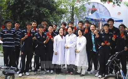 们心 谢菲联献血捐款心系灾区_国内足坛-甲a_