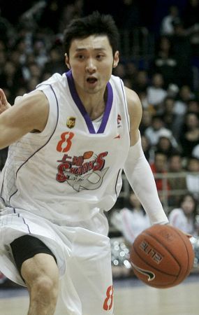 上海男篮4后卫平行站位 邓华德详解如何轮换阵