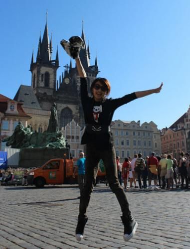 组图-何雯娜布拉格广场留倩影 遗憾未在许愿池许愿