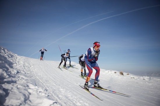 图文-越野滑雪中国巡回赛 瑞典选手领先对手滑行