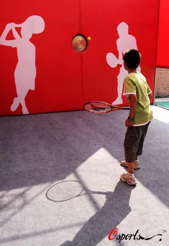 图文-中国网球公开赛欢乐嘉年华 观众积极参加
