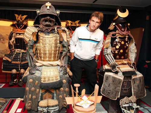 图文-罗布雷多在东京耍起武士刀 我在盔甲中间