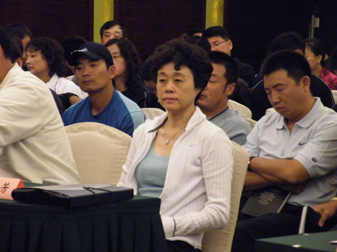 图文-2008全国网球训练工作会议 孙晋芳听取报告