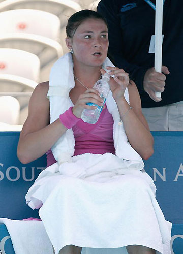 图文-[悉尼赛]萨芬娜晋级决赛 赛场天气炎热难