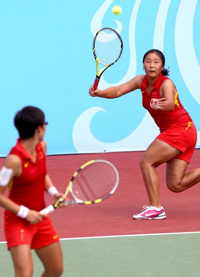 图文-青奥会网球中国女双折桂 唐好辰像在
