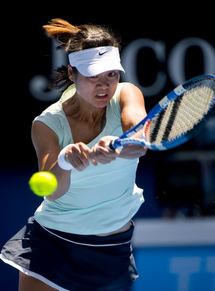 图文-[澳网]李娜2-0阿扎伦卡 李娜在比赛中回球