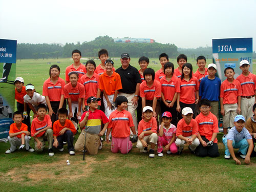 金牌教练加里到访广州关心青少年现场指点球技
