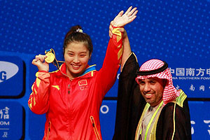 亚运女子举重53公斤中国女力士两破世界纪录夺冠
