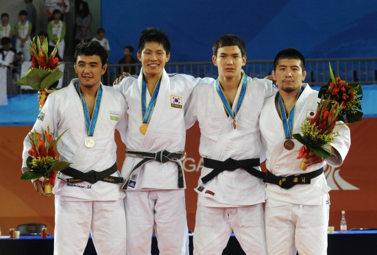 81公斤级颁奖仪式，冠军韩国选手金宰范(左二)、亚军乌兹别克斯坦选手绍基尔-穆米诺夫(左一)、季军哈萨克斯坦选手伊斯兰(右二)和日本选手高松正裕在领奖台上合影。
