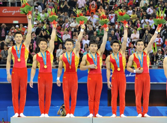 图文-中国体操男团十连冠 中国队选手向