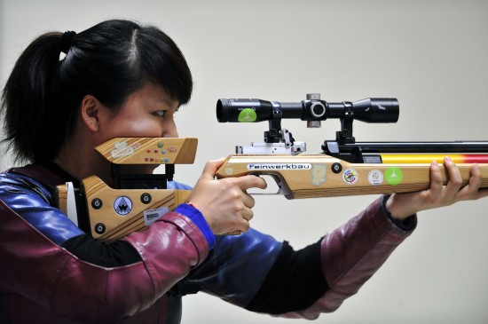 图文-苏丽获女子10米移动靶银牌 苏丽端枪瞄准