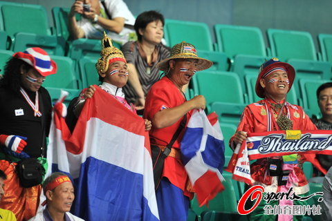 图文-羽毛球赛场中泰球迷PK 泰国啦啦队奇异装