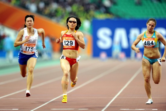 图文-亚运会女子100米赛况 陶宇佳戴墨镜很酷