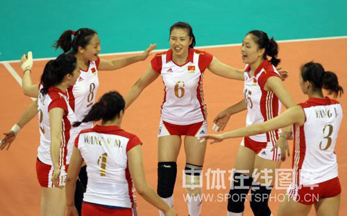 图文-小组赛中国女排3-1泰国 中国女排庆祝得分