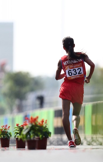 图文-女子20公里竞走刘虹夺冠 缅甸选手盖金妙