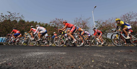 图文-亚运会女子公路自行车 选手们在比赛中_