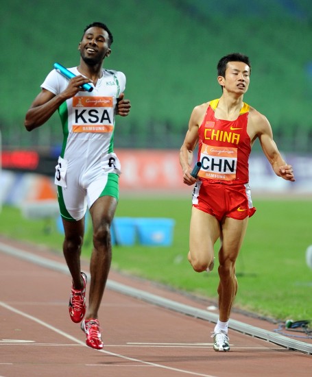 图文-亚运男子4x400米接力预赛 常鹏本冲过终点