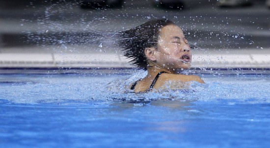 当日,在广州举行的第16届亚运会跳水女子十米跳台决赛中,中国选手