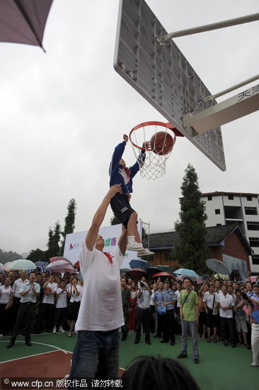 图文-易建联为希望小学捐建篮球场实现扣篮梦想
