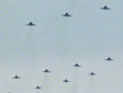 16架歼8F战机组成梯队飞越天安门广场