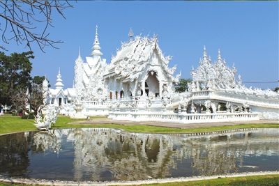 龙昆艺术庙是泰国与众不同的庙宇建筑