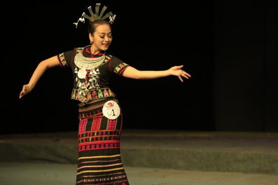 第一美差海口赛区海选选手郑小贝,黎族舞蹈