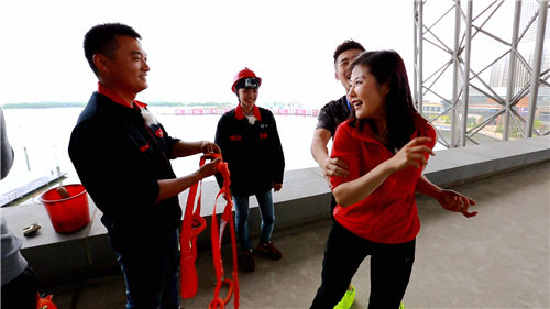 《节俭中国人》选手太拼 <em>美女</em>主持心疼大哭_新