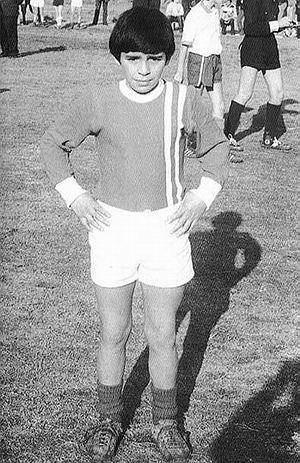 马拉多纳的老照片 年少时初显球王霸气