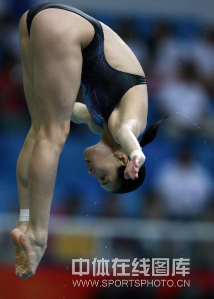 图文奥运女子跳水三米板吴敏霞不甘落后