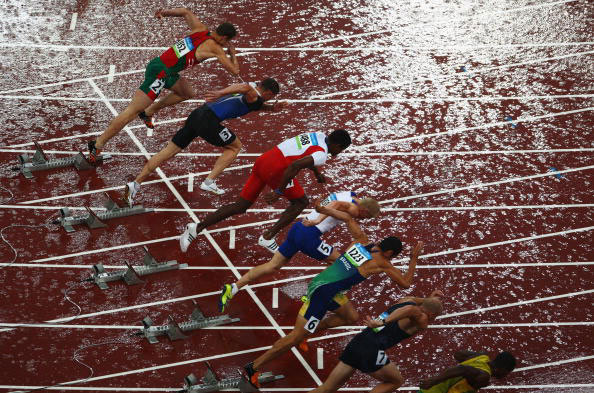 短跑运动员起跑图片