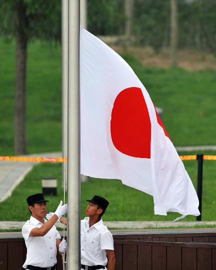 图文日本奥运代表团举行升旗仪式旗手升日本国旗