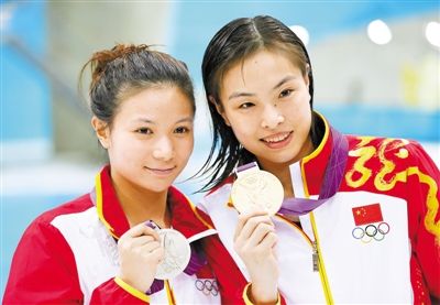 8月5日,中国选手吴敏霞(右),何姿在颁奖仪式上