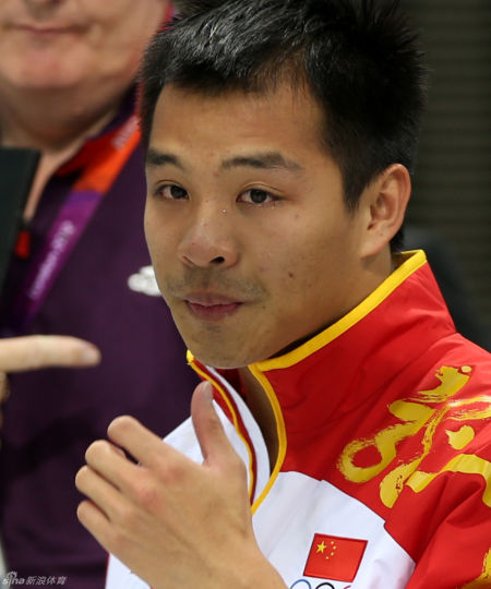 奥运会男子单人3米板决赛中,中国选手秦凯获得银牌,卫冕冠军何冲摘铜