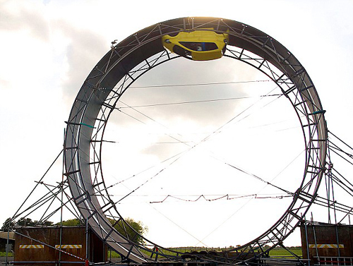 英国特技演员飞车挑战世界最大环形车道(图)