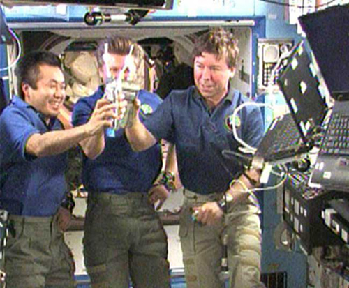 空间站宇航员开酒会喝循环尿液(图)