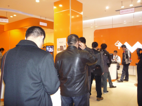 长春消费者排队购买iphone