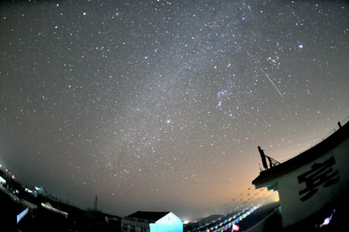 組圖:雙子座流星雨劃過青島夜空