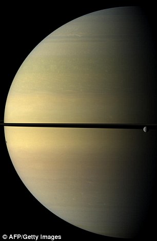自然色调下的土星和土卫五