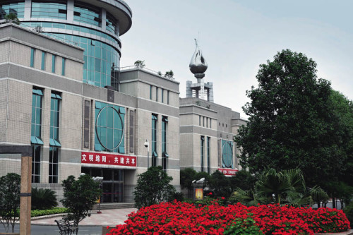 人家绵阳市高新区创业服务中心的第一个办公地,如今已变成政府大楼文