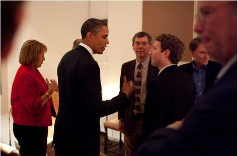 奥巴马与Facebook创始人扎克伯格在交谈