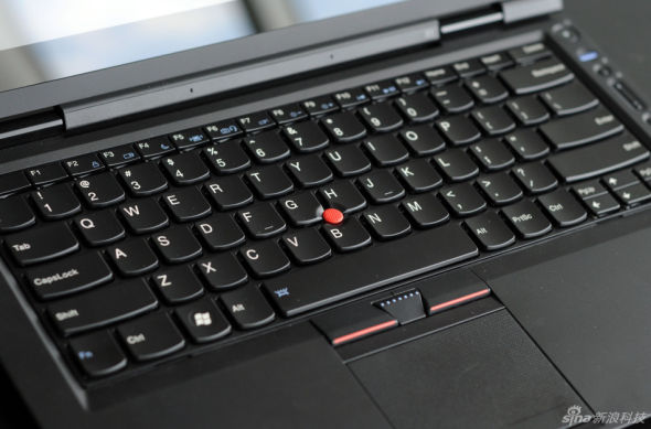 x1的键盘设计和thinkpad edge系列比较相似,同样采用的是巧克力式键盘